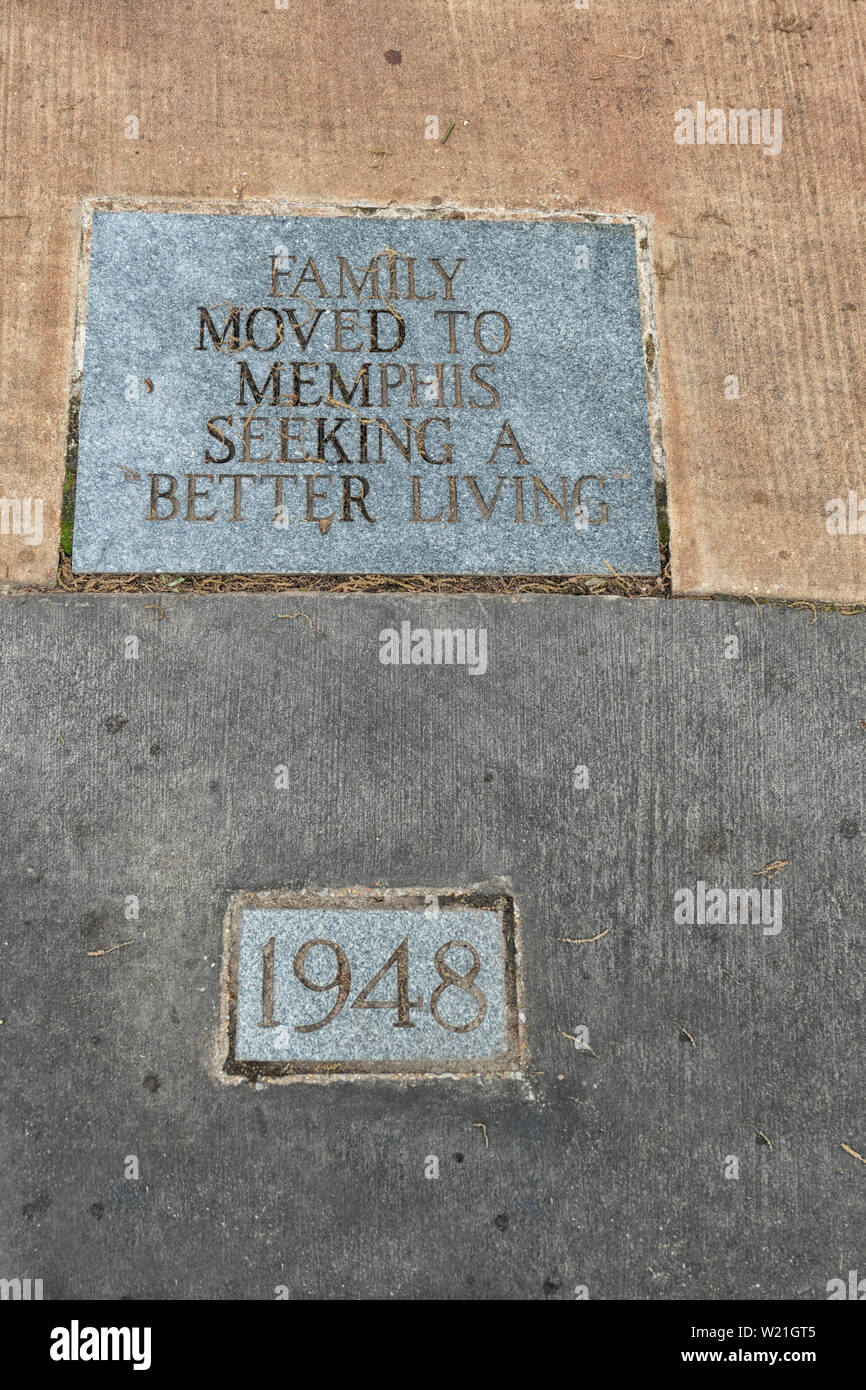 Leben Widmung Plakette zu Elvis Presle - 1948 Familie nach Memphis verschoben in der Hoffnung auf bessere Lebensbedingungen an der Geburtsstätte Park in Tupelo, Mississippi, USA Stockfoto