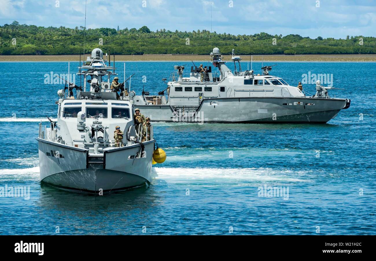 190703 - N - LN 093-1071 COLONIA, Yap (3. Juli 2019) Mark VI Patrouillenboote, an die in den Küstenzonen Riverine Squadron (CRS) 2, Küsten Riverine Gruppe 1, Det zugeordnet. Guam, Ankunft in Colonia, Yap. CRG 1, Det. Von Guam Besuch in Yap, und das Engagement mit den Menschen der Föderierten Staaten von Mikronesien unterstreicht das Engagement der US-Navy zu den Partnern in der Region. Die Mark VI Patrouillenboot ist ein integraler Bestandteil des Expeditionskorps zu unterstützen 7. Flotte, Fähigkeit zur Unterstützung von unzähligen Missionen im Indopazifik. (U.S. Marine Foto von Mass Communication Specialist 2. Klasse Jasen Moreno-Garcia) Stockfoto