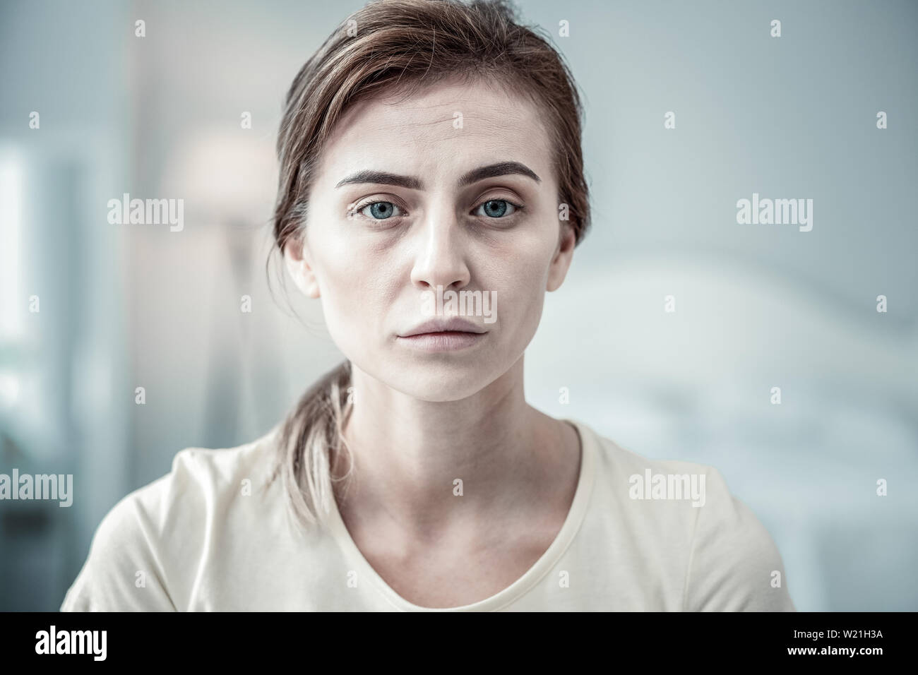 Schlechte Gefühl. Ernsthafte Frau Augenbraue anheben, beim Denken über die medizinische Behandlung Stockfoto