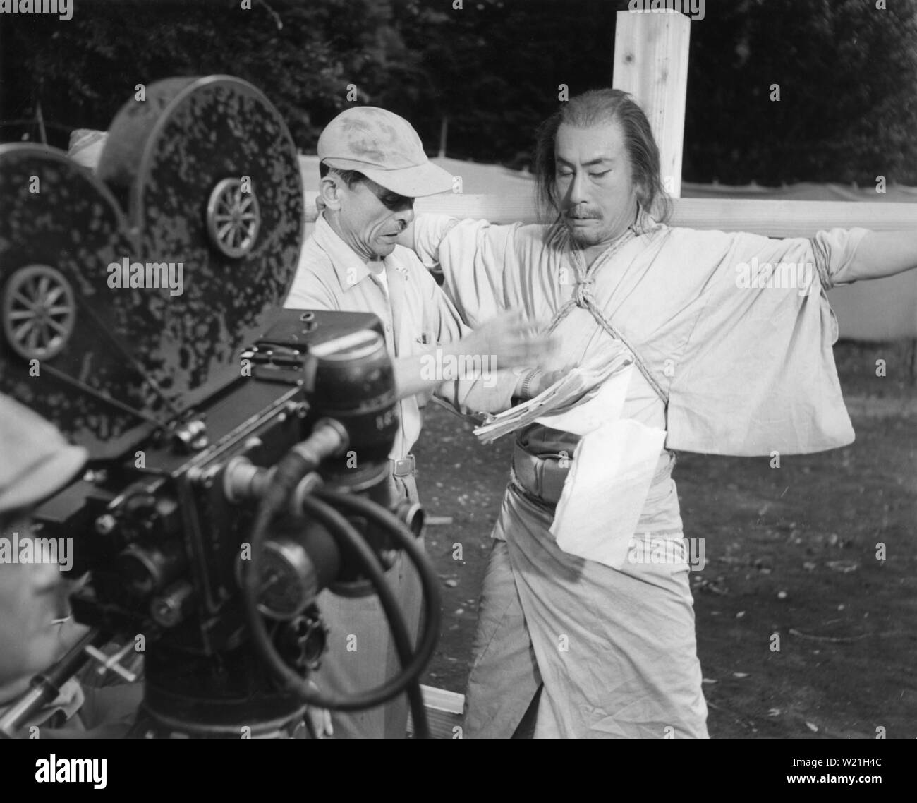 Direktor KUNIO WATANABE leitet KANJURO ARASHI in BERUFUNG AUF DAS KREUZ - DIE GESCHICHTE VON SAKURA SAKURA ONYRO SOGORO/DAI-SODO/ER ZU STERBEN 1956 am Standort einstellen candid Dreharbeiten japanischer Film Shin Toho Company Limited hatte Stockfoto