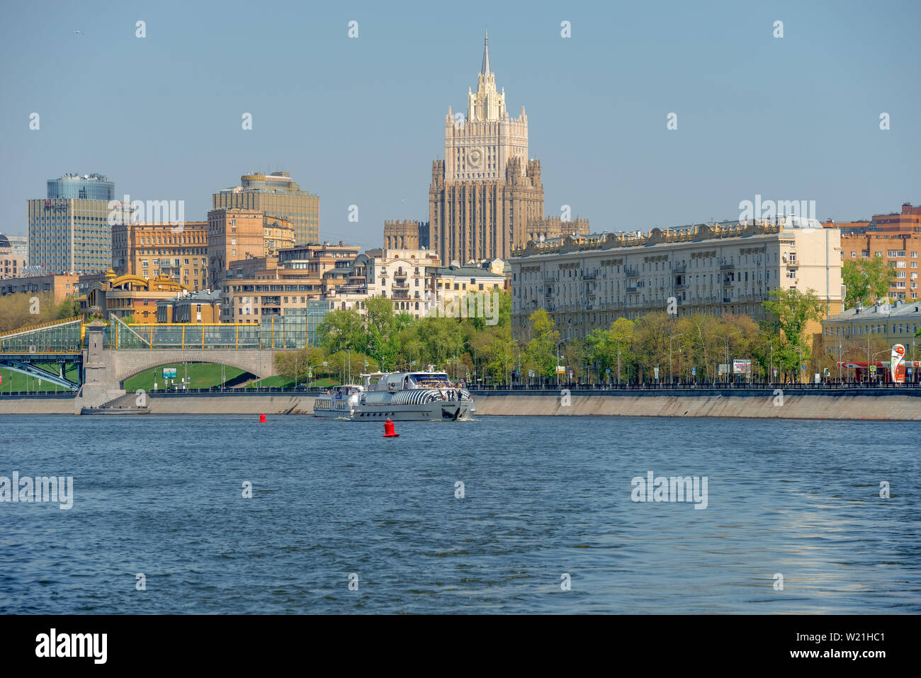 Moskau, Russland - Mai 6, 2019: Blick auf das Boot auf dem Fluss Moskwa, Savvinskaya Damm und dem Außenministerium Gebäude im Frühjahr af Stockfoto