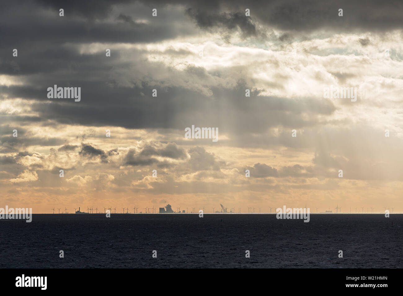 Norderney, Weststrand, Meer, Wellen, Horizont, Eemshaven, Regenwolken Stockfoto