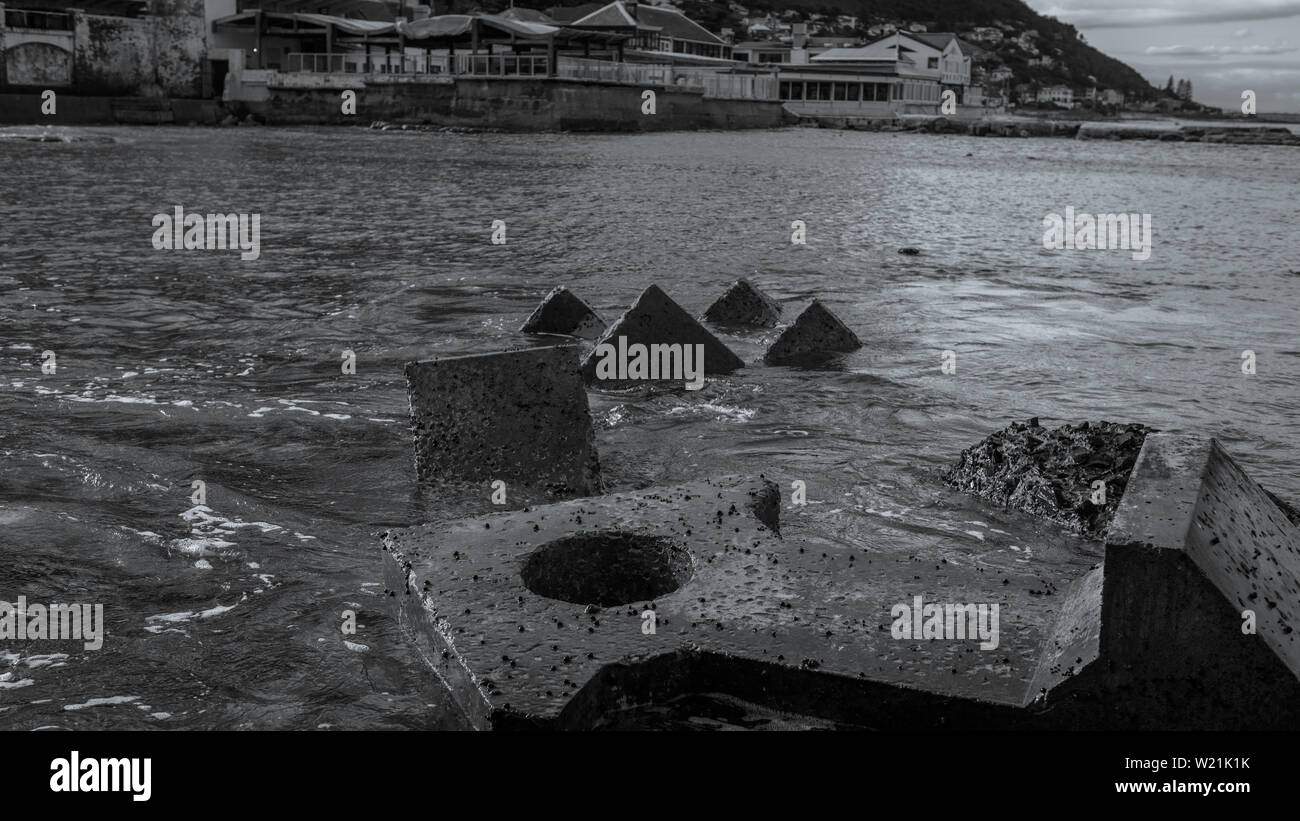 Der Kalk Bay Harbor Wand hat dolosses platziert Kai Der kleine Fischerhafen von Storm Erosion auf Südafrikas Fale Bay Küste zu schützen. Stockfoto