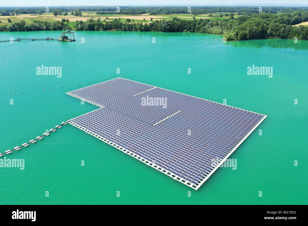 Renchen, Deutschland. 04. Juli, 2019. Eine Photovoltaikanlage schwimmt auf dem Baggersee Maiwald (Foto mit einer Drohne getroffen). Das Kieswerk operator Ossola, zusammen mit der Erdgas Südwest GmbH, die Anlage, die am 5. Juli eingeweiht werden. Credit: Benedikt Spether/dpa/Alamy leben Nachrichten Stockfoto