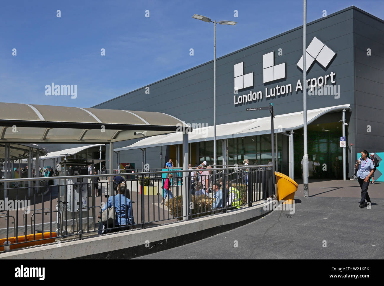 Luton Airport, London. Passagier drop-off-Bereich und der Eingang zum Hauptterminal - mit neuen Flughafen Logo (Sommer 2019) Stockfoto
