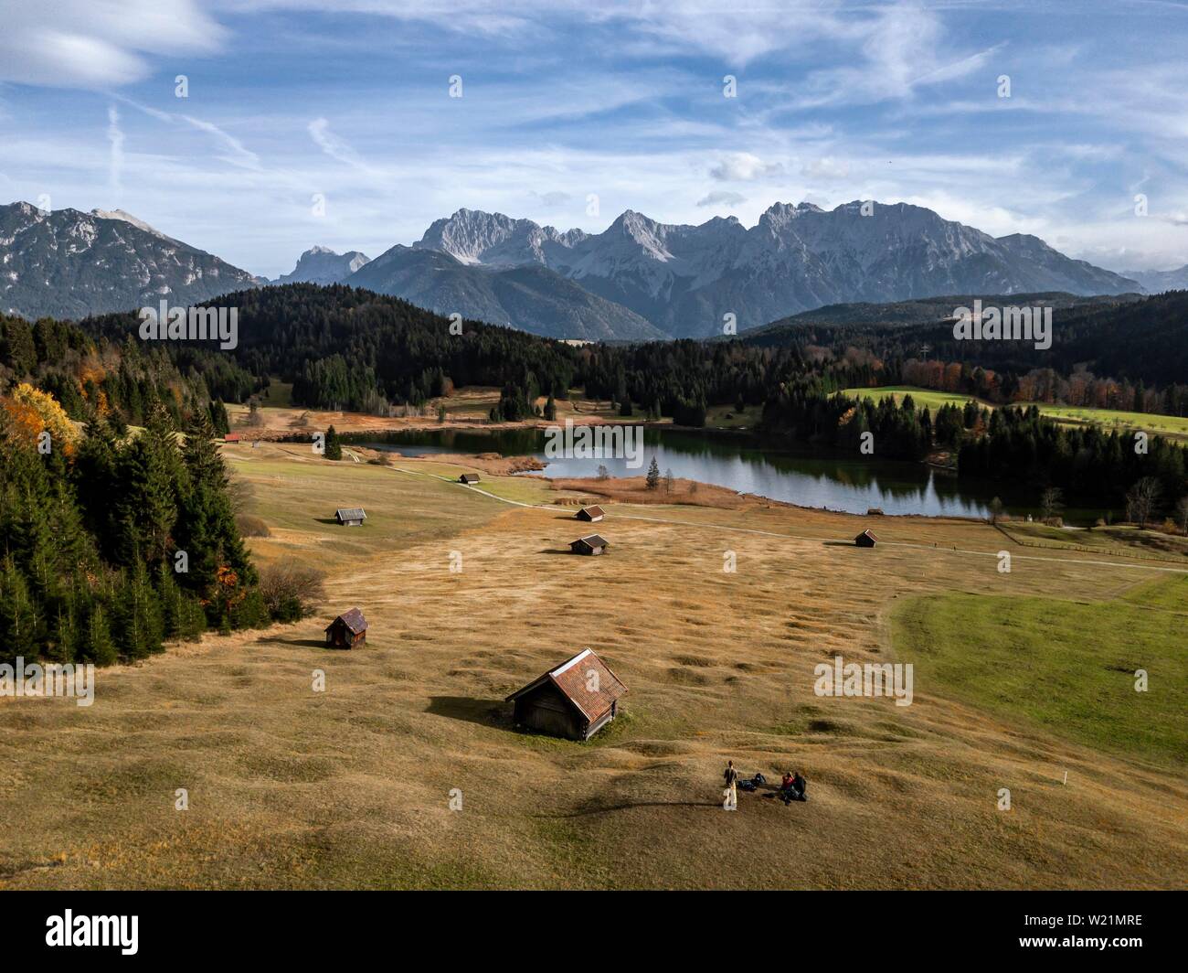 See Geroldsee im Herbst aus, Karwendelgebirge, in der Nähe von Mittenwald, Drohnen, Oberbayern, Bayern, Deutschland Stockfoto