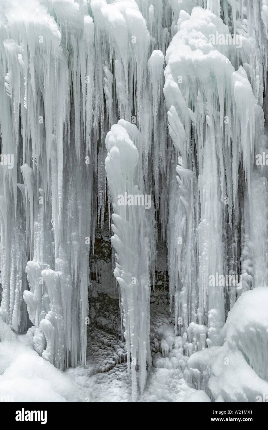 Lange Eiszapfen an einer Felswand, Partnachklamm im Winter, in der Nähe von Garmisch-Partenkirchen, Oberbayern, Bayern, Deutschland Stockfoto