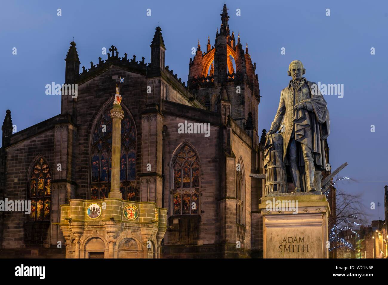 Adam Smith Denkmal, Gothic St Giles' Cathedral in der Dämmerung, Edinburgh, Schottland, Vereinigtes Königreich Stockfoto