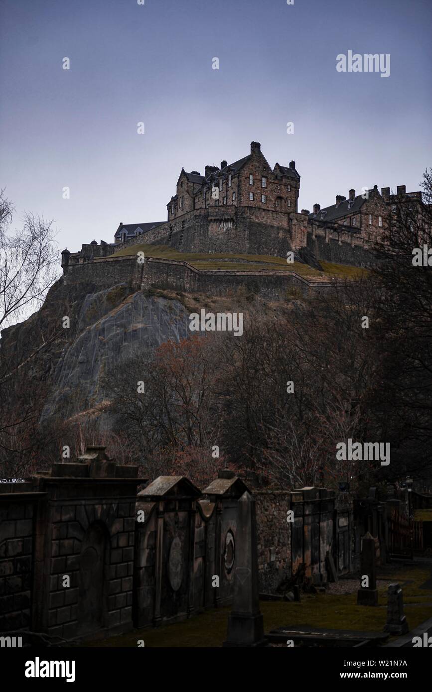 Das Edinburgh Castle und Friedhof, düstere Stimmung, Edinburgh, Schottland, Großbritannien Stockfoto
