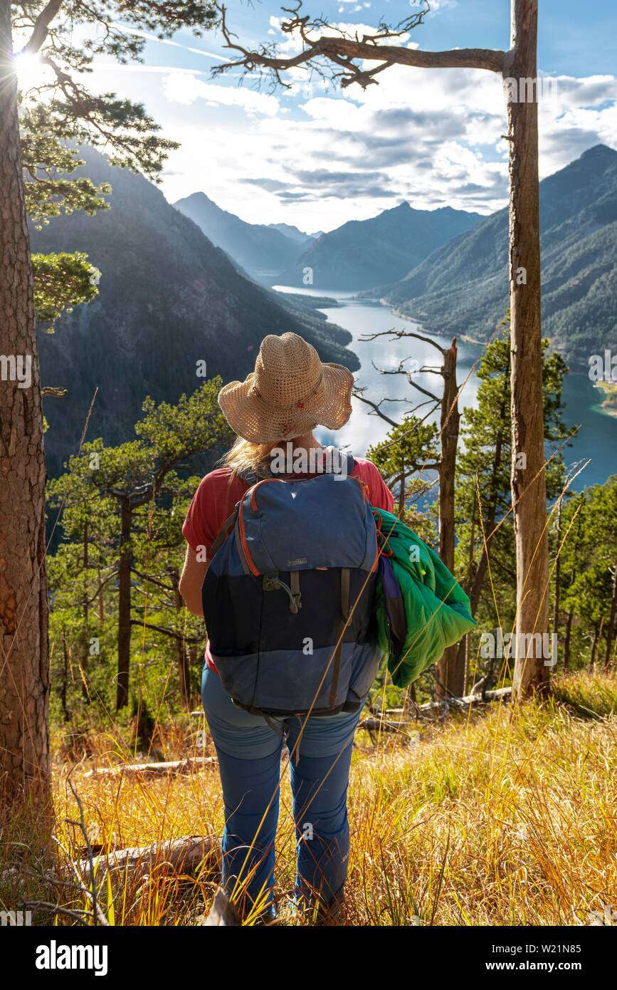 Junge Wanderer die Aussicht von Schonjochl, Plansee, von Bergen umgeben, Tirol, Österreich Stockfoto