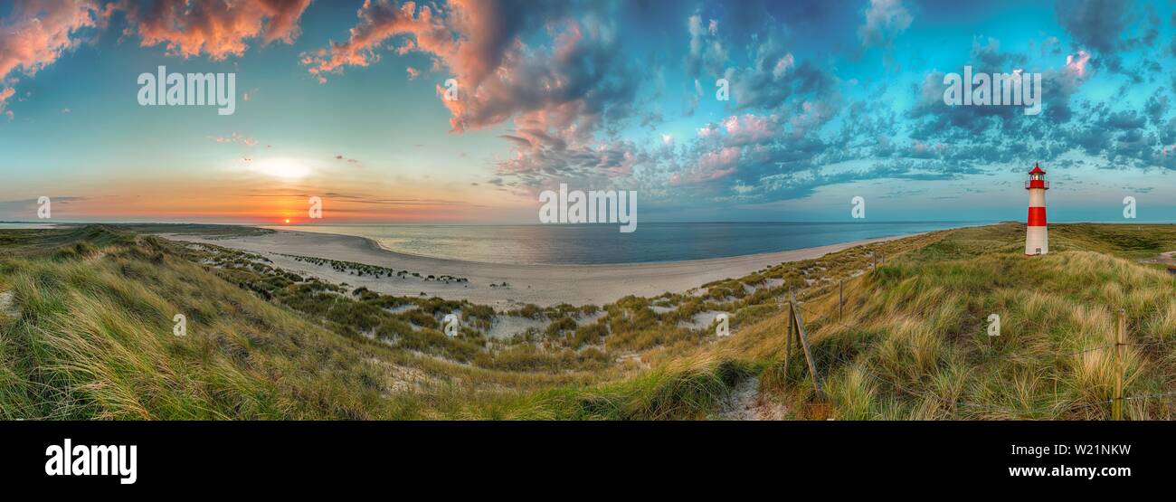 Panorama am Winkelstück mit Sonnenuntergang und Leuchtturm, Sylt, Nordfriesische Inseln, Nordsee, Nordfriesland, Schleswig-Holstein, Deutschland Stockfoto