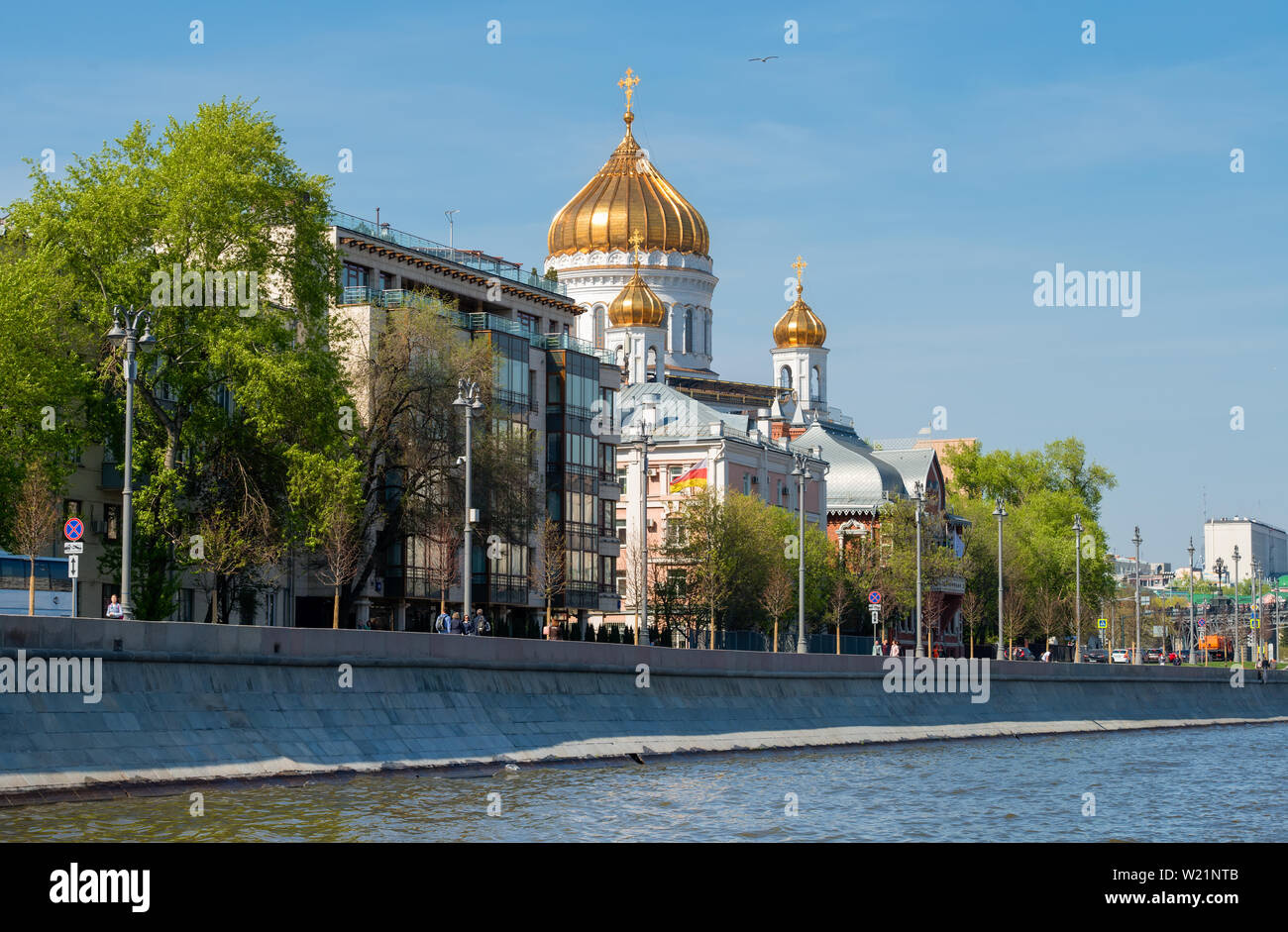 Moskau, Russland - Mai 6, 2019: Blick auf die Prechistenskaya Damm und die Christ-Erlöser-Kathedrale im Sommer Stockfoto