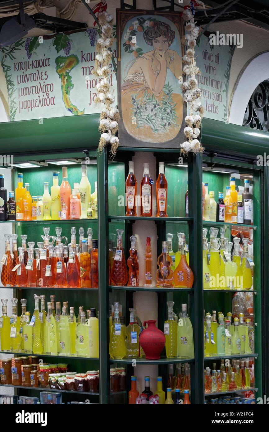 Souvenir Shop mit Spezialitäten, Kumquat Likör und Griechischen Limoncello, Korfu, Korfu, Ionische Inseln, Griechenland Stockfoto