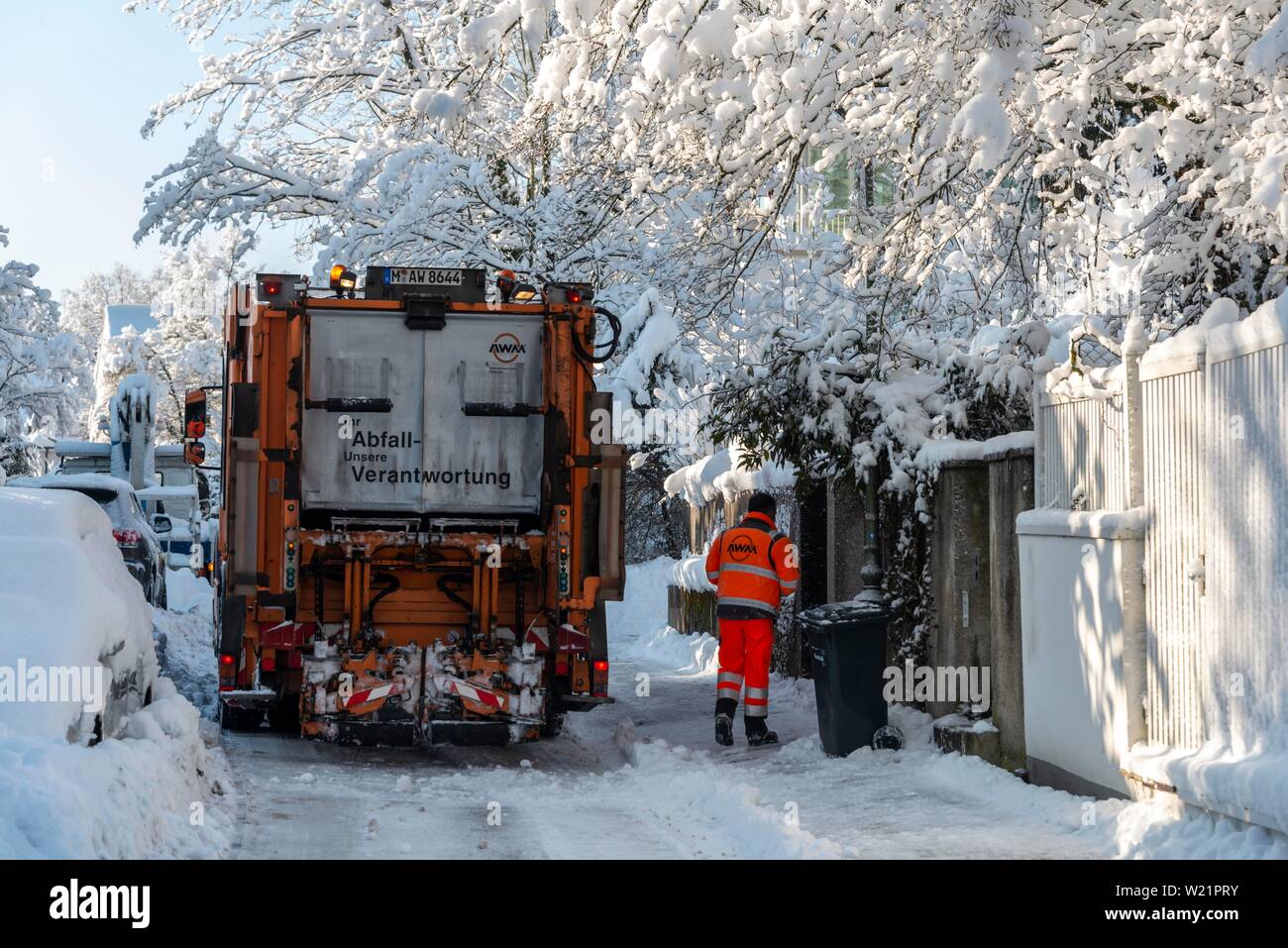 Garbage Collection im Schnee in engen Straßen mit schneebedeckten Autos, München, Oberbayern, Bayern, Deutschland Stockfoto