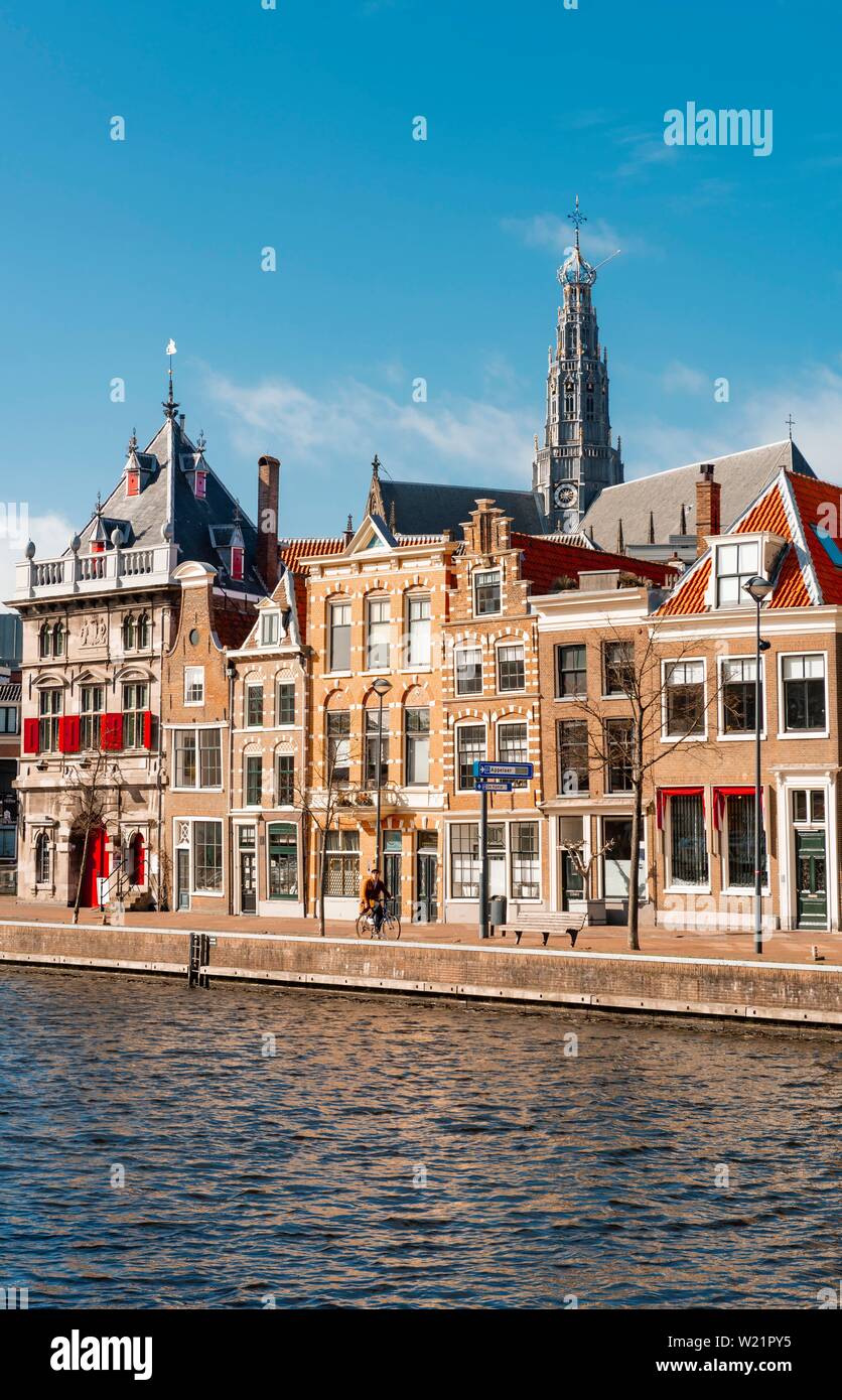 Binnen Fluss Spaarne, historische Häuserzeile, Kirche St. Bavokerk, Haarlem, Provinz Nord Holland, Holland, Niederlande Stockfoto