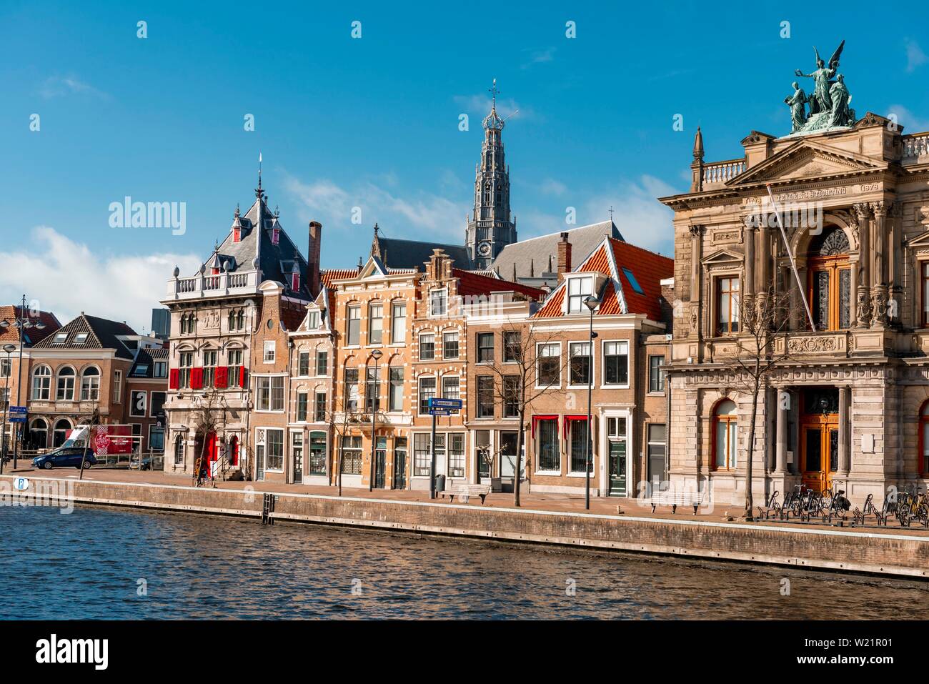 Binnen Fluss Spaarne, historische Häuserzeile, Kirche St. Bavokerk, Haarlem, Provinz Nord Holland, Holland, Niederlande Stockfoto