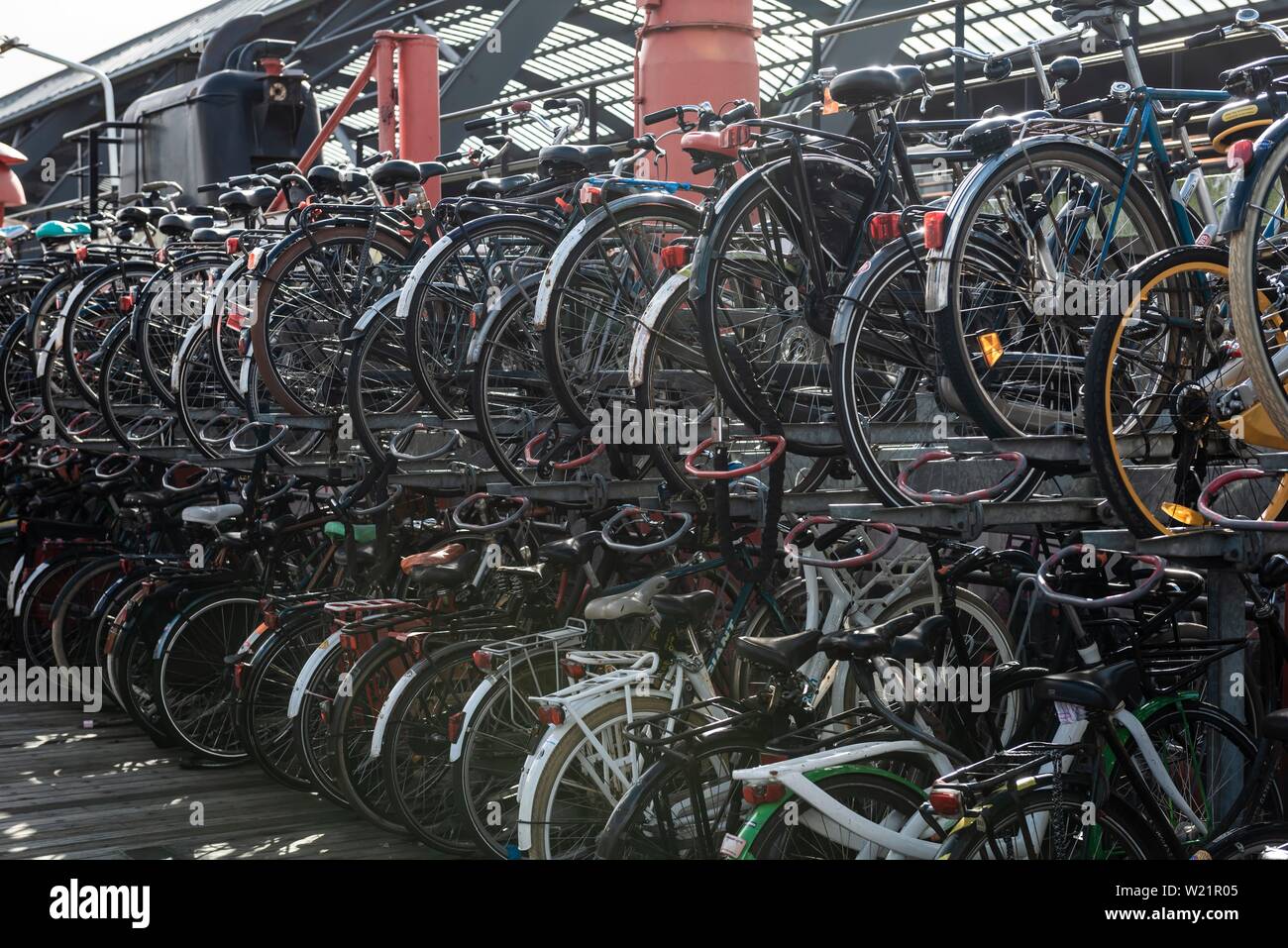 Viele Fahrräder im Fahrrad steht, Parkplatz für Fahrräder, hohe Frame, Amsterdam, Niederlande Stockfoto