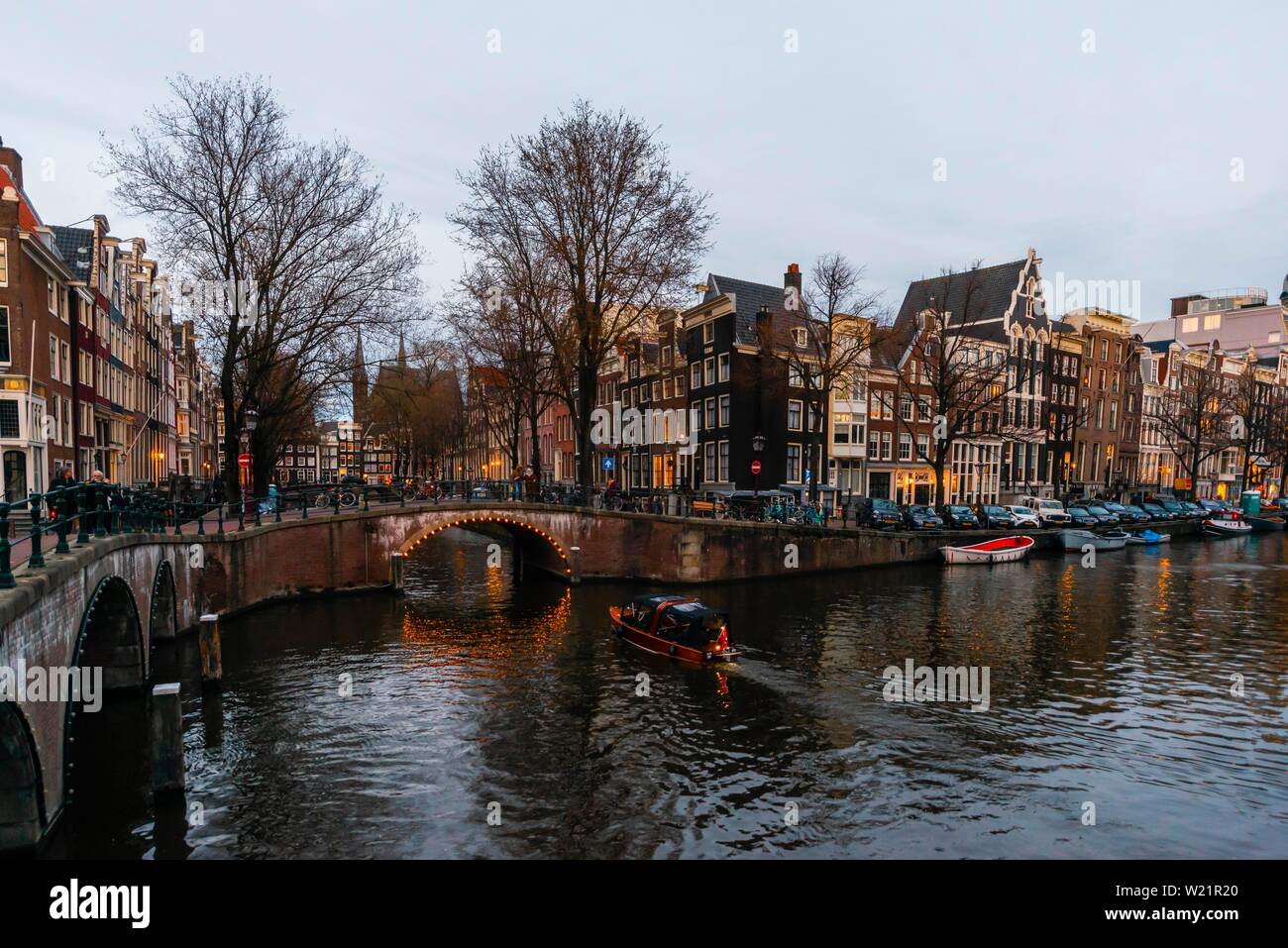 Kanal in der Dämmerung, Keizersgracht und Leidsegracht Kanäle und Brücken, Amsterdam, Nordholland, Niederlande Stockfoto