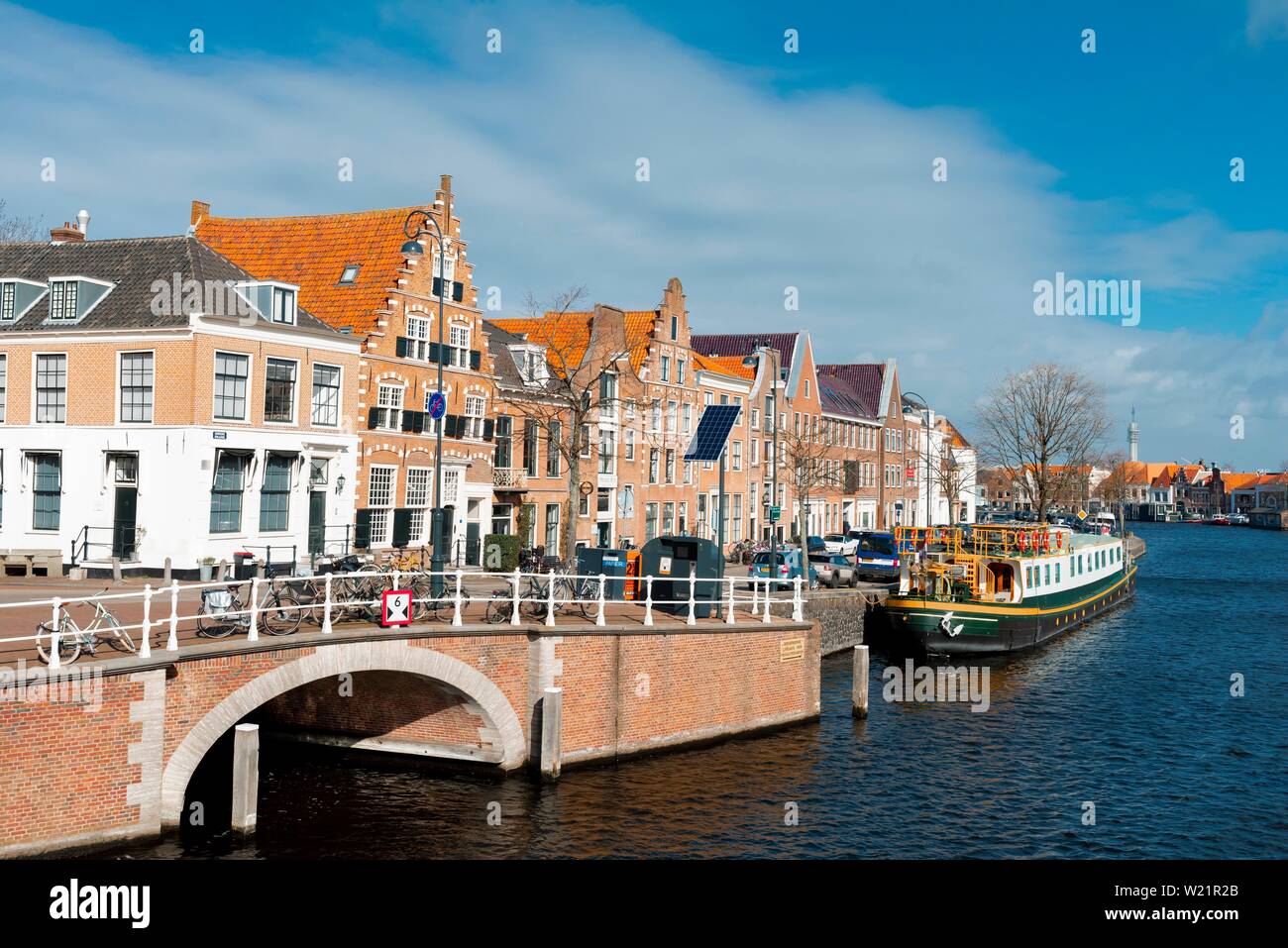 Brücke über den Fluss Binnen Spaarne, historische Häuser, Haarlem, Provinz Nord Holland, Holland, Niederlande Stockfoto
