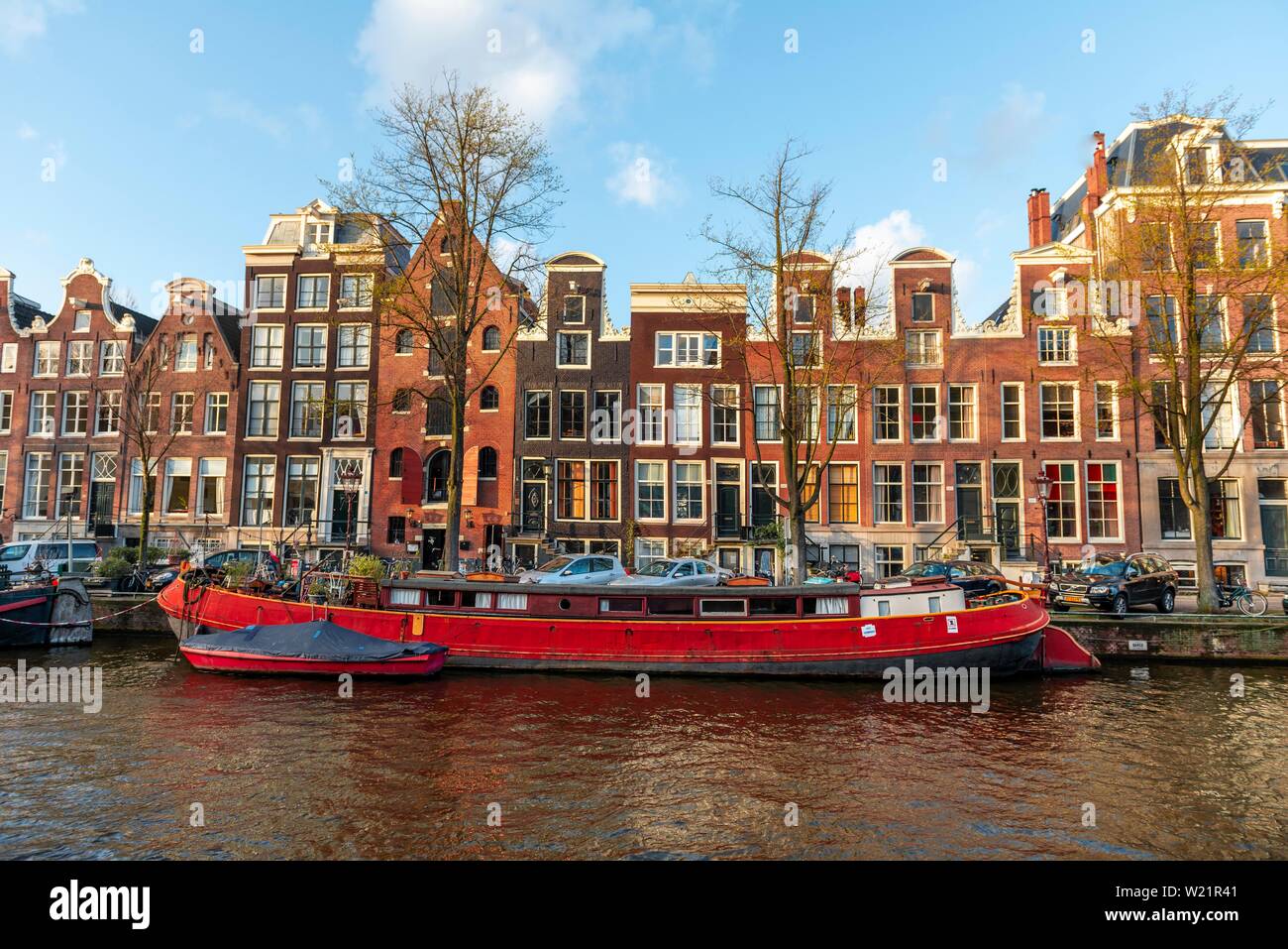 Kanal mit Booten und historische Häuser, Amsterdam, Nordholland, Niederlande, Niederlande Stockfoto