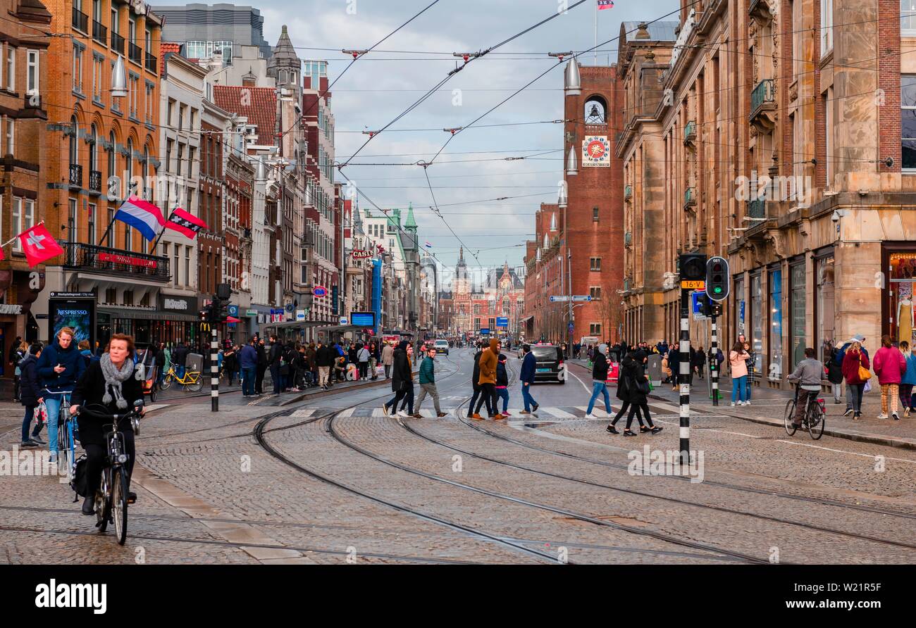 De Dam Square, Hauptplatz, belebte Straße mit Radfahrern und Fußgängern, Amsterdam, Nordholland, Niederlande Stockfoto