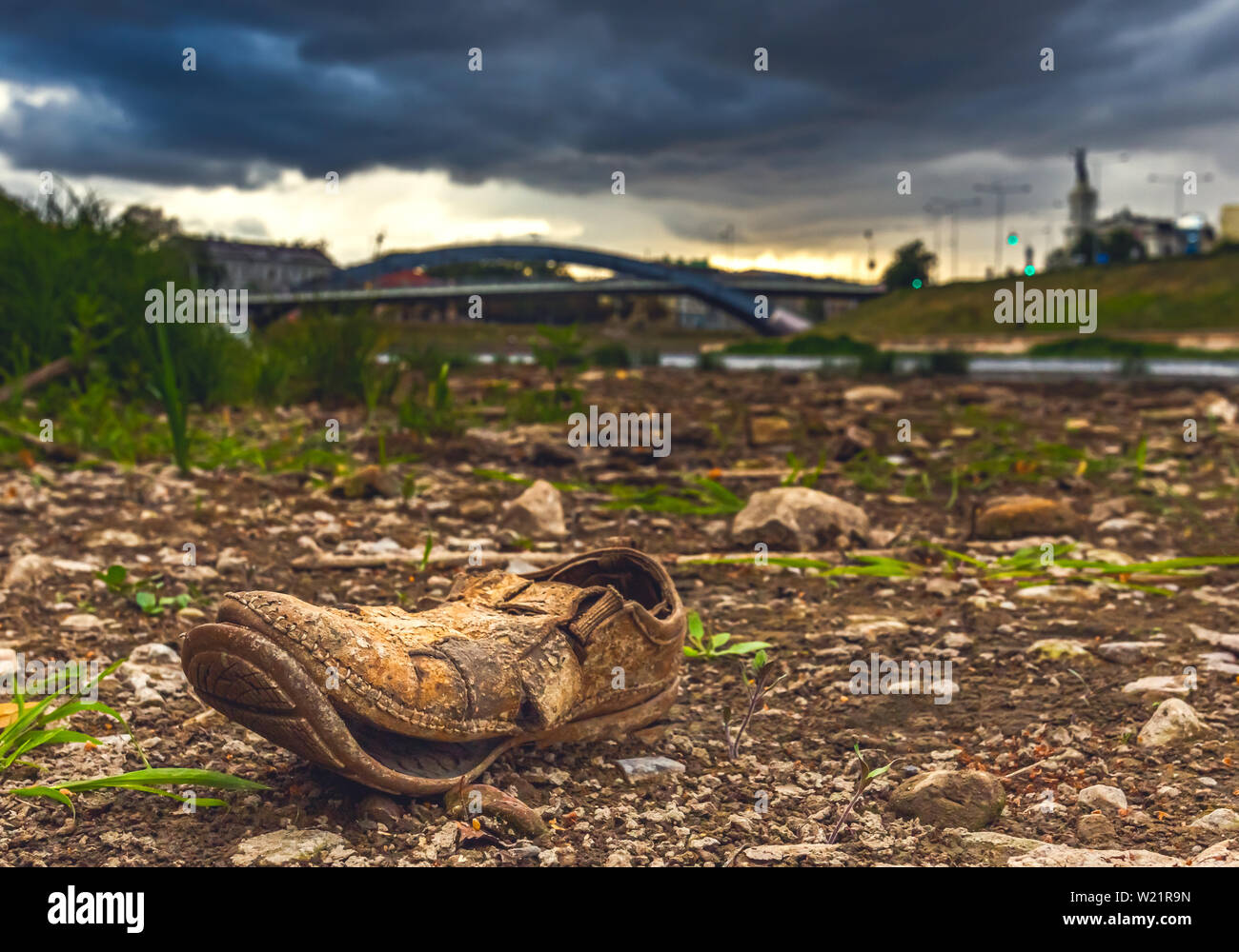 Problem mit der globalen Erwärmung, alten Schuh auf getrockneter Erde. Die Wüste. Es ist heiß, die weltweite Verknappung von Wasser auf dem Planeten Stockfoto