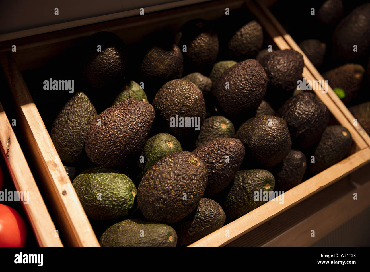 Eine Nahaufnahme von einer Fülle an frischen Avocado ist auf Anzeige am Marktstand. Stockfoto