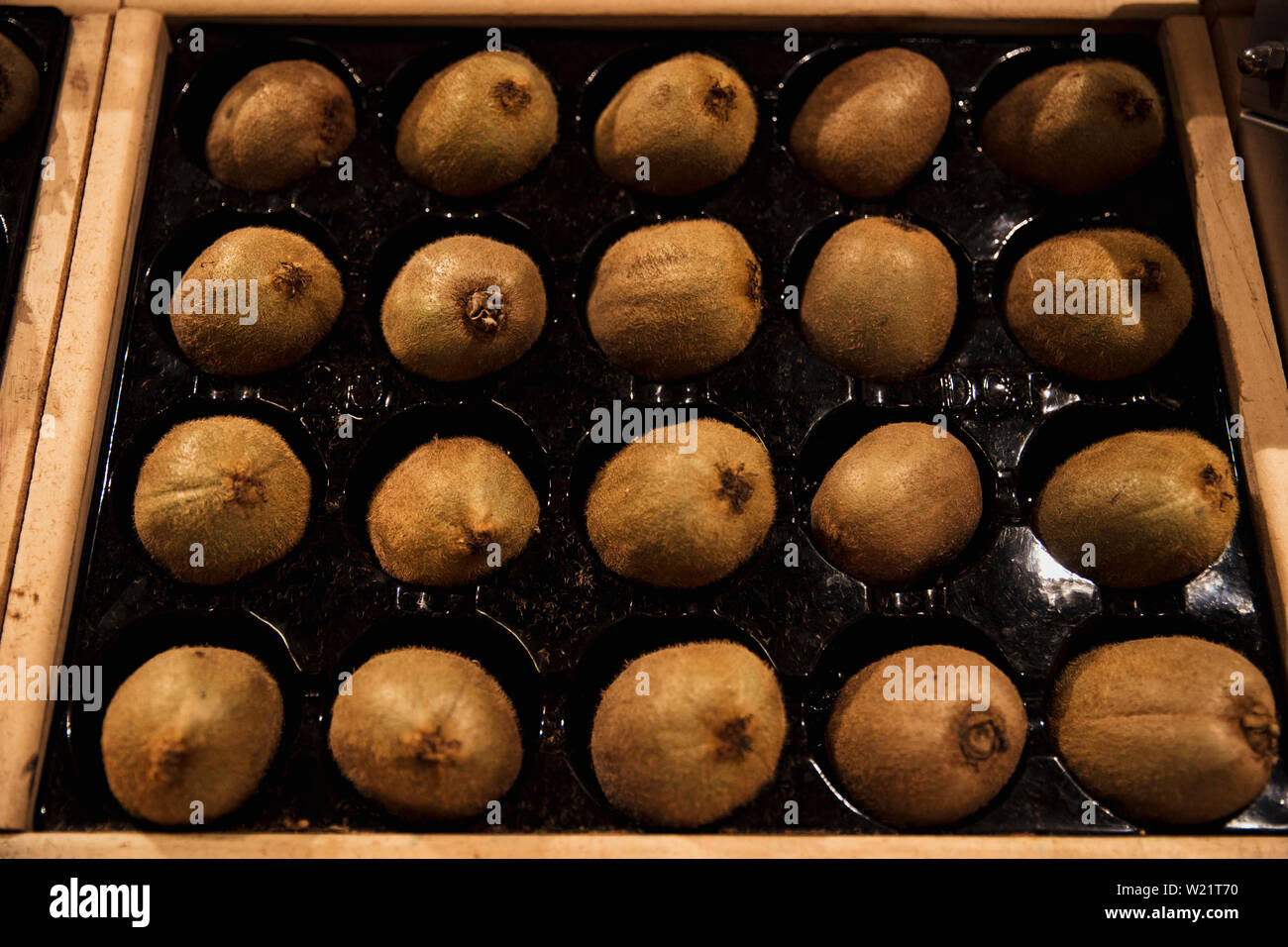 Eine Nahaufnahme von einer Fülle an frischen Kiwi auf dem Display am Marktstand. Stockfoto