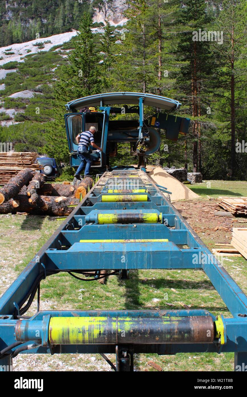 Fräsen von Holz im Norden von Italien Stockfoto