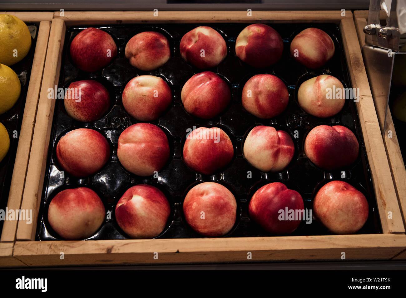 Eine Nahaufnahme von einer Fülle an frischen Pfirsichen auf Anzeige am Marktstand. Stockfoto
