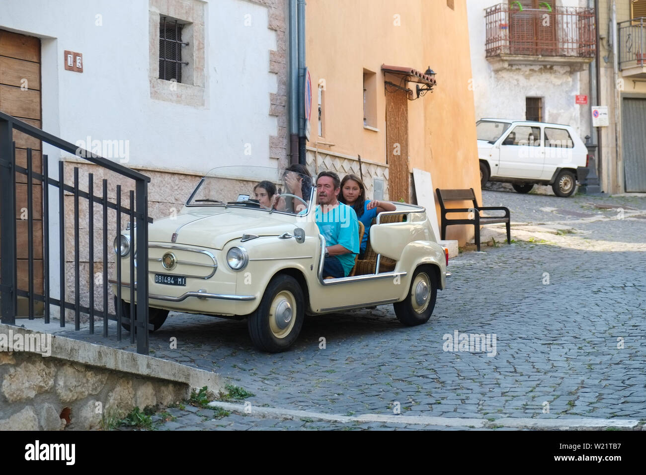 Fiat 600 Vintage Modell auf der Straße. Familie wieder nach Hause zu kommen. Sante Marie, Cammino dei Briganti". Der Spaziergang von Räuberbanden, Italien Stockfoto