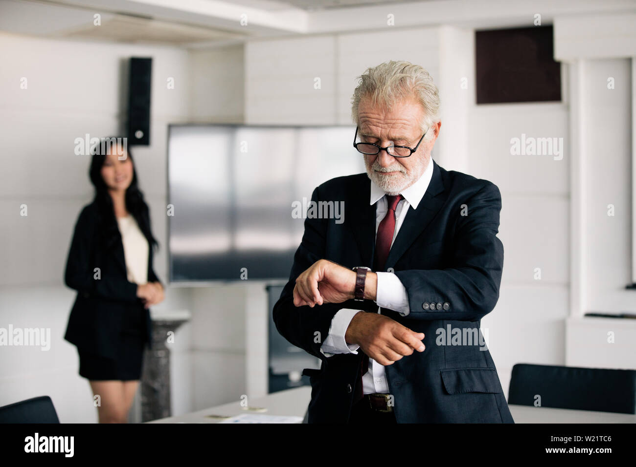 Unternehmer sind ein Blick auf die Uhr und Business Frauen Lächeln glücklich für die Arbeit Stockfoto