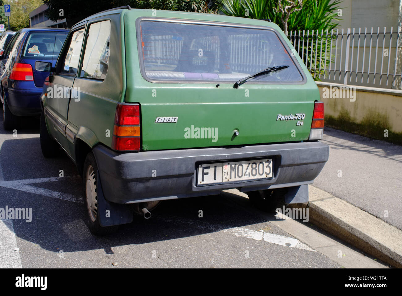 Vintage green Fiat Panda in ein urbanes Szenario geparkt. Florenz, Italien Stockfoto