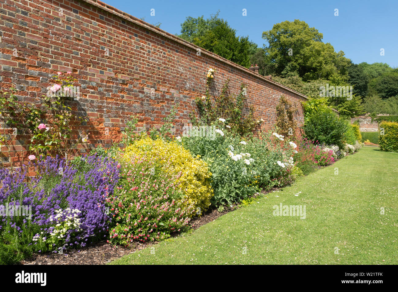 Der ummauerten Gärten von Titsey Ort Land Immobilien in Surrey, UK, an einem sonnigen Sommertag Stockfoto