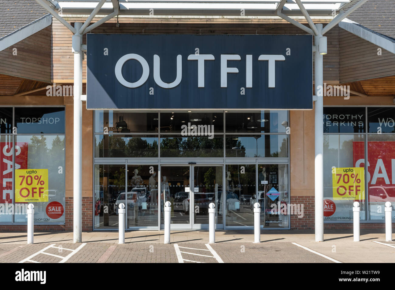 Outfit shop oder Store, Händler aus der Stadt der Mode Kleidung, Großbritannien Stockfoto