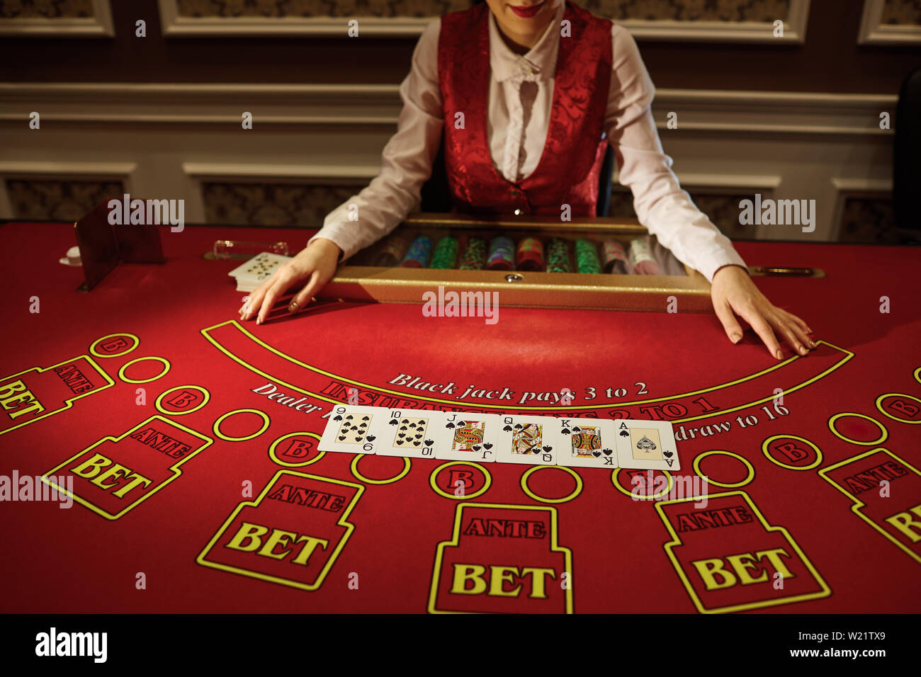 Der croupier in der Casino hat einen Shuffle der Karten am Tisch. Glücksspiel Stockfoto