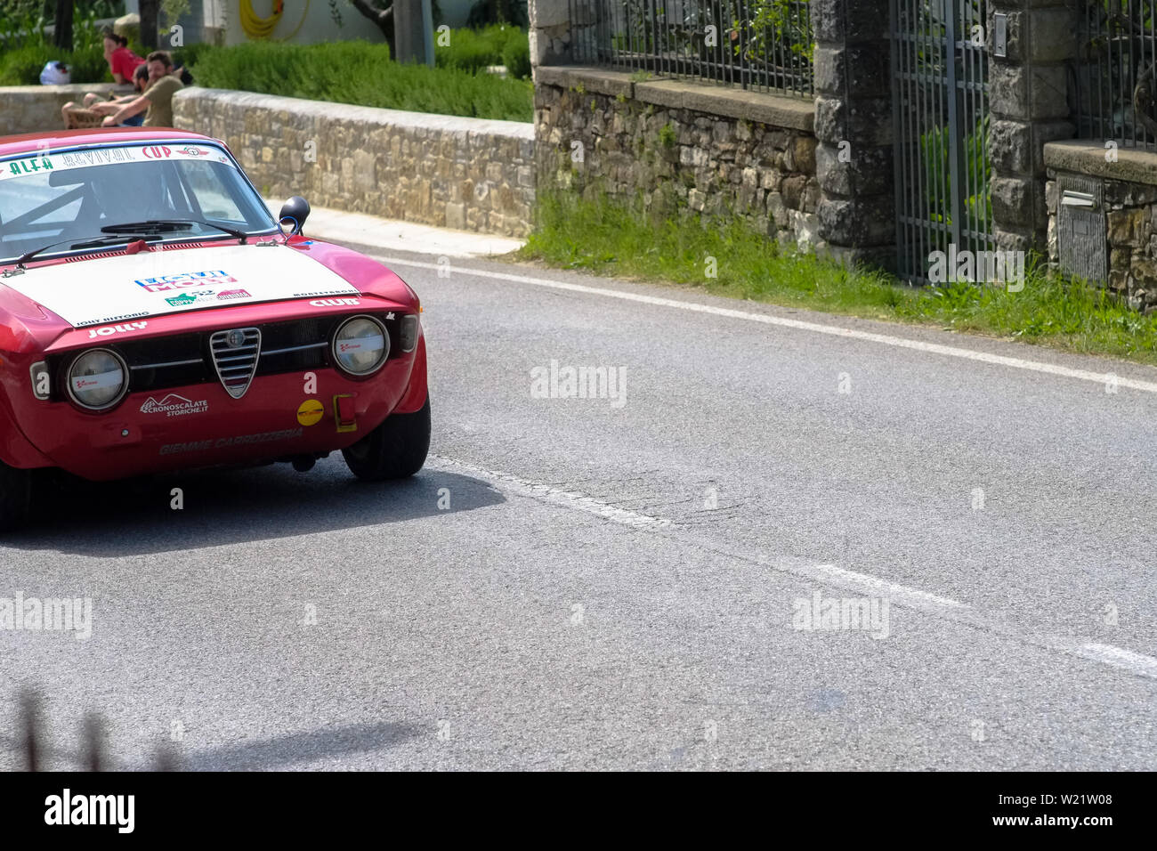 19. jahrhundert alten Vintage Alfa Romeo Auto konkurriert für die wichtigsten Rennen mit einer Landschaft Landschaft rund um die Strecke. Reggello, Florenz. Toskana Italien Stockfoto