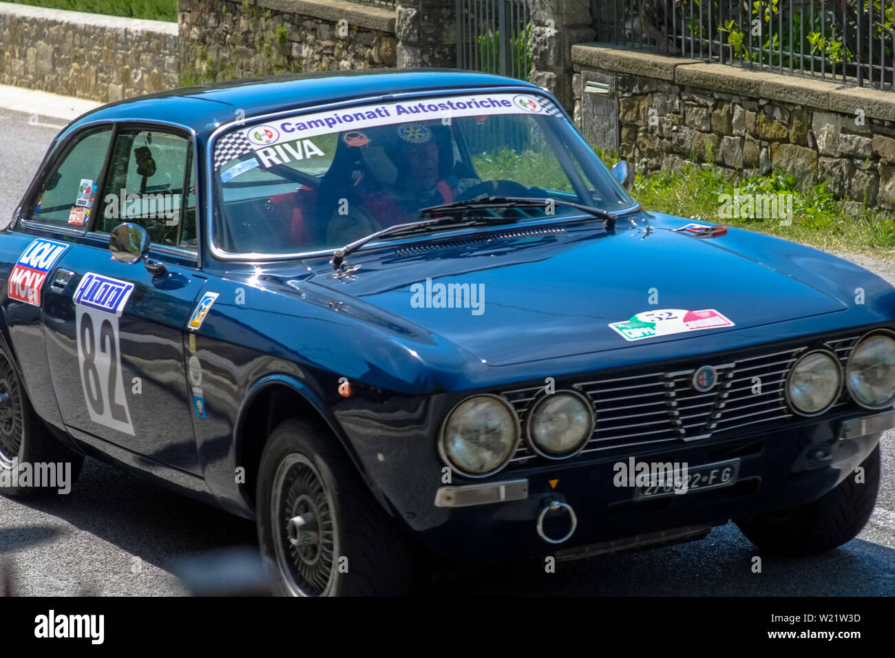 19. jahrhundert alten Vintage Alfa Romeo Auto konkurriert für die wichtigsten Rennen mit einer Landschaft Landschaft rund um die Strecke. Reggello, Florenz. Toskana Italien Stockfoto