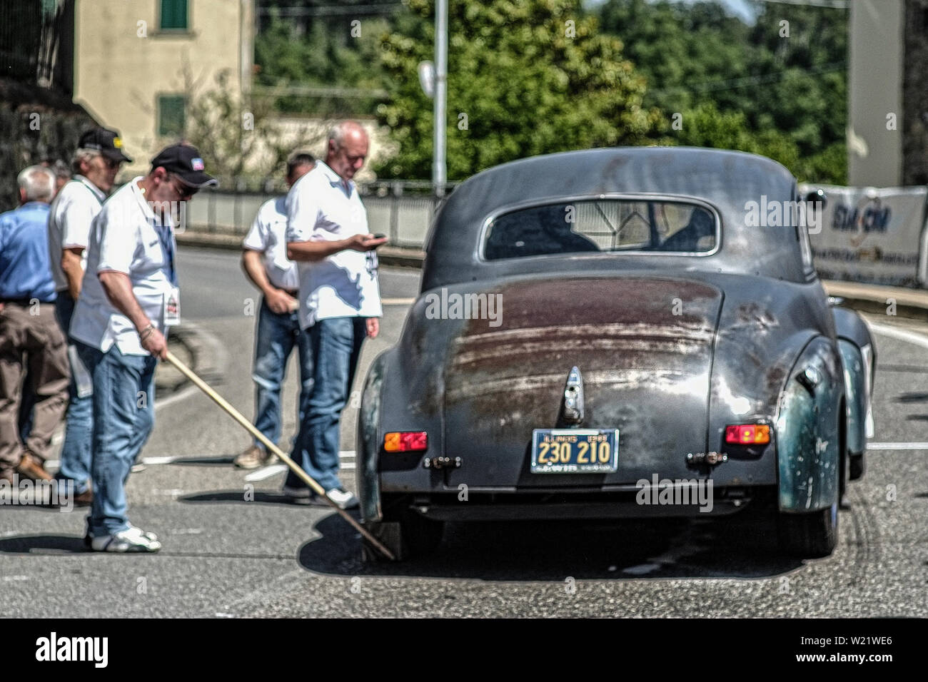 19. jahrhundert alten Vintage US Chevrolet Auto konkurriert für die wichtigsten Rennen mit einer Landschaft Landschaft rund um die Strecke. Reggello, Florenz. Toskana Italien Stockfoto