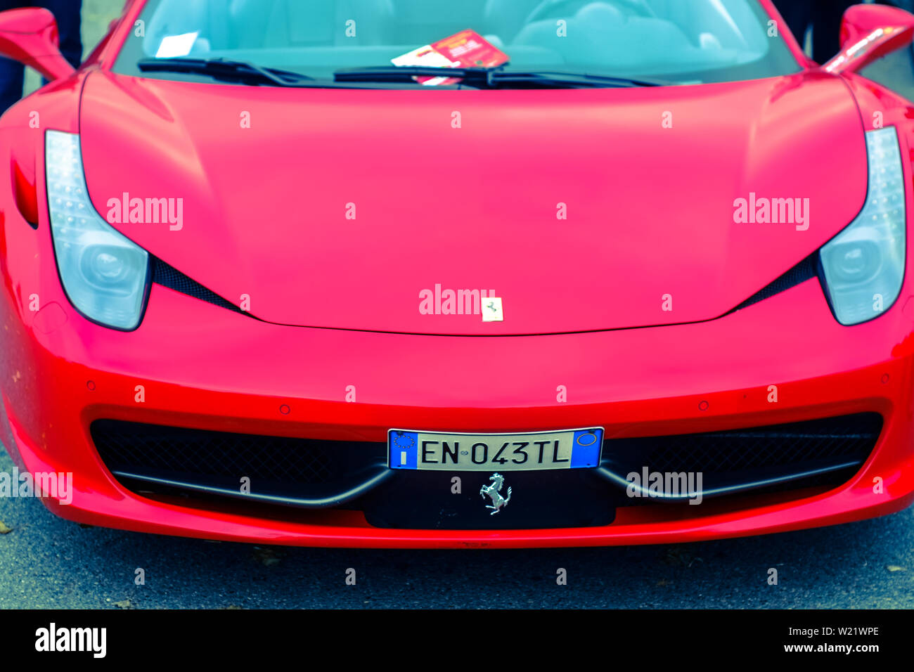 Red luxuriösen italienischen Ferrari Auto geparkt. Der frühe Frühling Saison. Florenz, Toskana. Italien Stockfoto