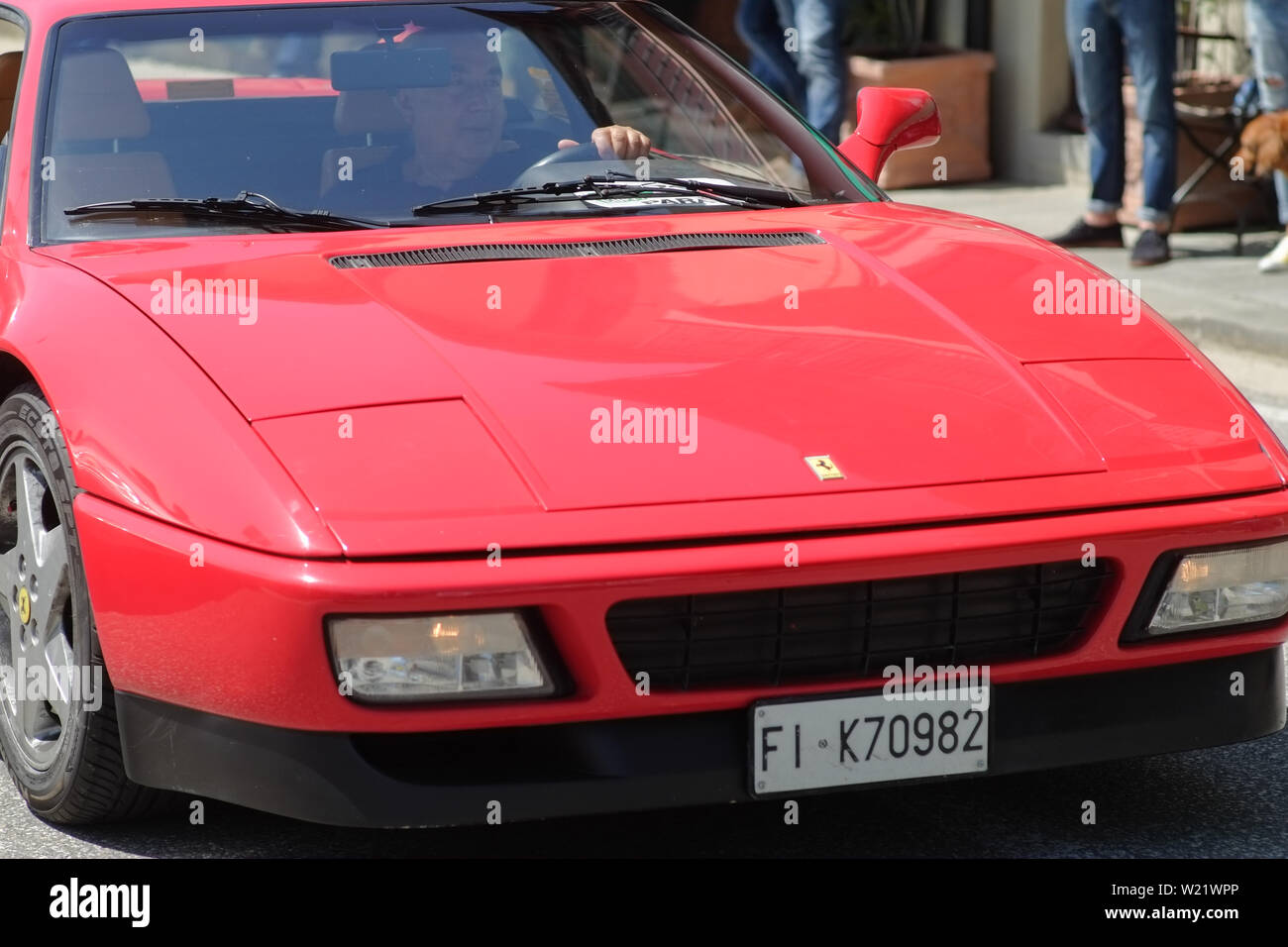 Red luxuriösen italienischen Ferrari Auto geparkt. Der frühe Frühling Saison. Florenz, Toskana. Italien Stockfoto