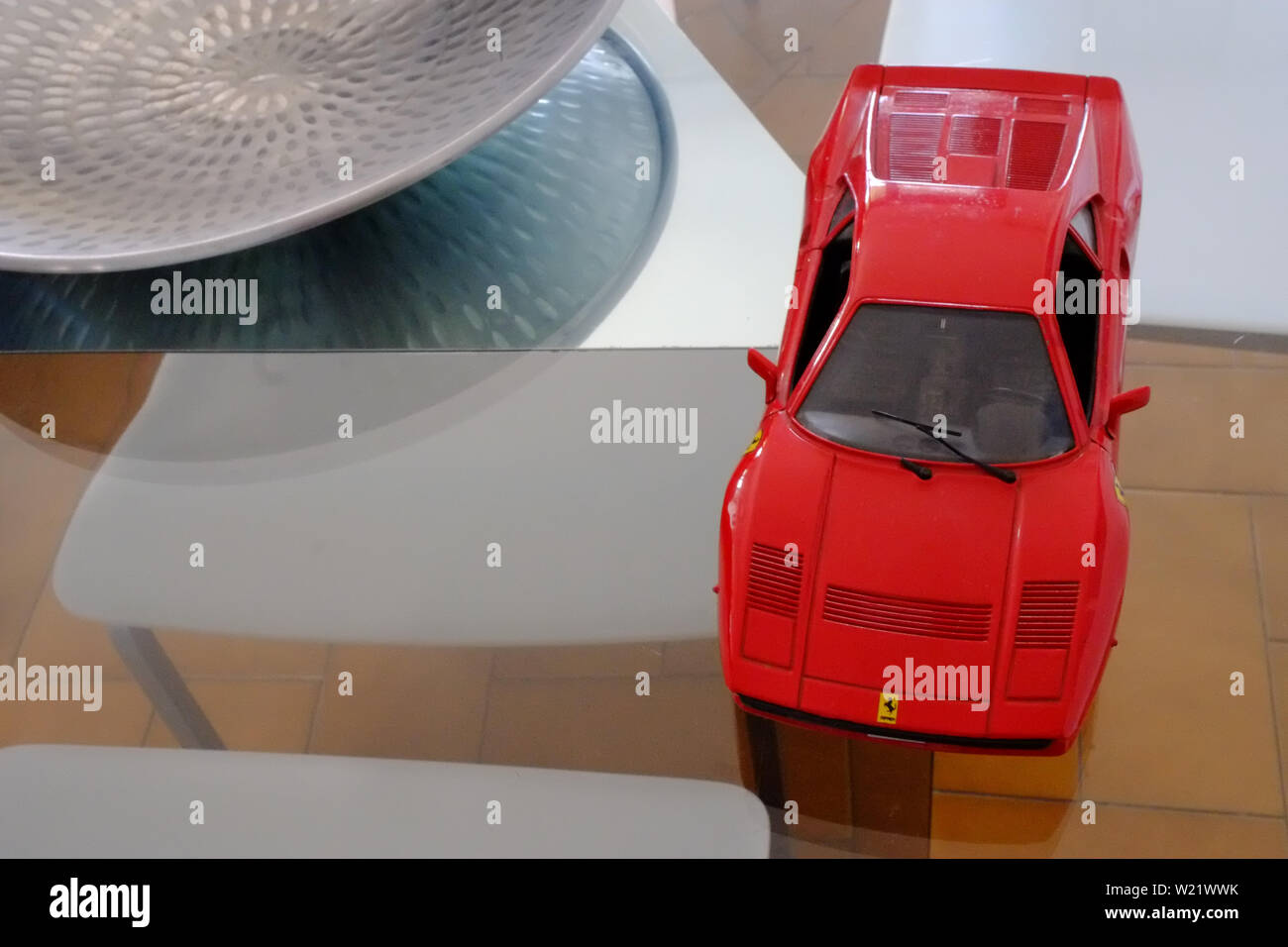 Red luxuriösen italienischen Spielzeug Ferrari Auto in eine transparente Crystal fett Tabelle Stockfoto Red luxuriösen italienischen Spielzeug Ferrari Auto in eine transparente Crystal fett Tabelle Stockfoto