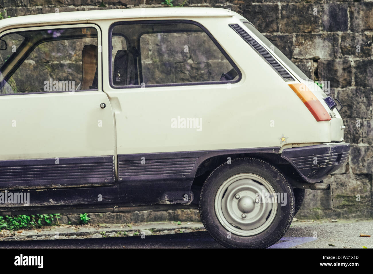 Alten retro Auto Ranault 5 neben einer alten Mauer geparkt. Florenz, Toskana, Italien Stockfoto