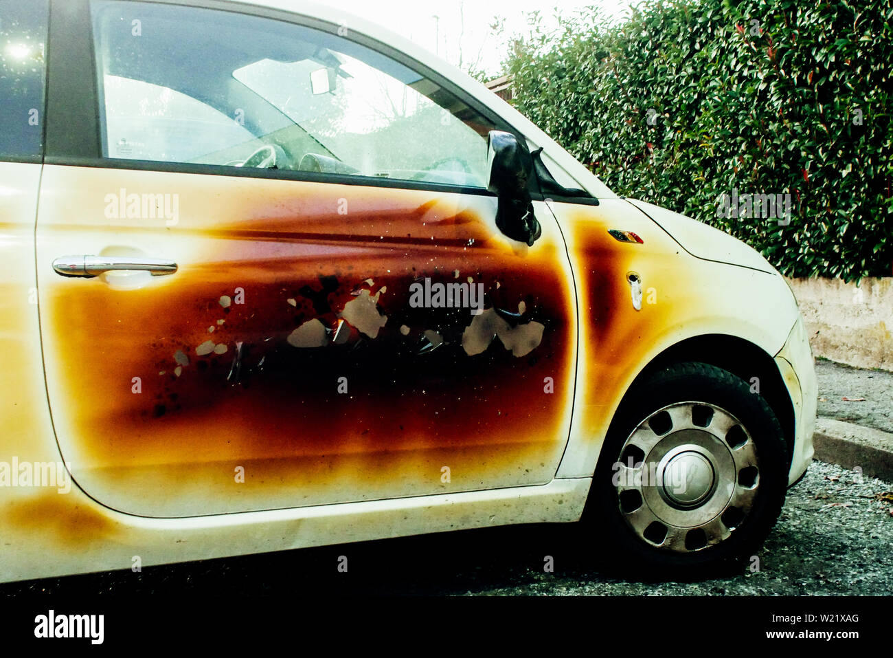 Verbrannt Fiat Auto in ein urbanes Szenario geparkt bei einem Unfall. Florenz, Toskana. Italien Stockfoto