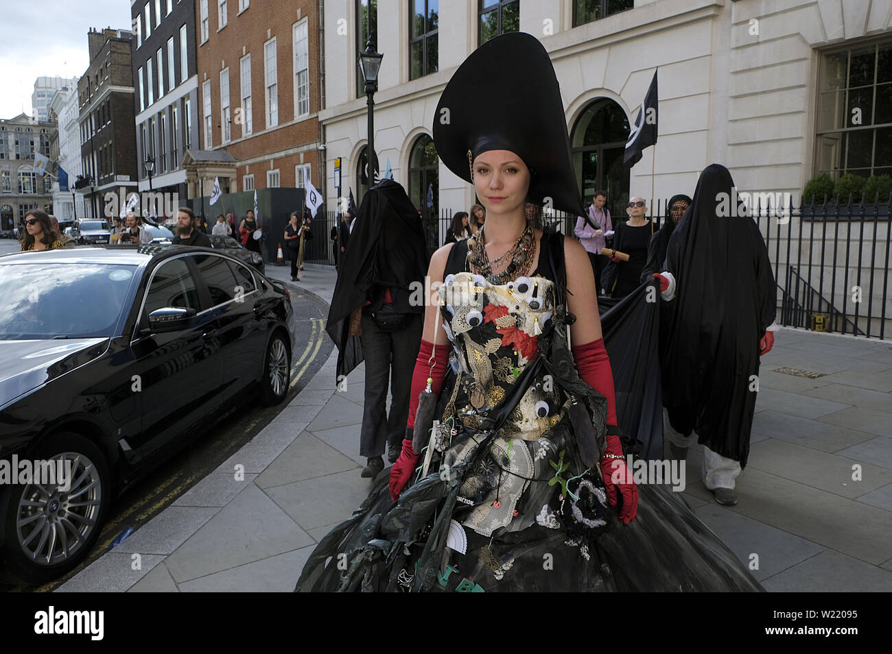 London, Greater London, UK. 2. Juli 2019. Umweltaktivistin in einem Kostüm beim Marschieren zu einem British Petroleum (BP) Headquarter in London. Aussterben Rebellion Umweltaktivisten in einer stillen Prozession lauten "XR Carmens Carbon Prozession zogen'' durch das Zentrum von London zu 5 verschiedenen Petroleum office Firmen einschließlich ENI, CPCN, Saudi Aramco, REPSOL, BP besuchen. Sie stellte sich an den Hauptsitz zu einem 'Tatort'' deklarieren und einen Brief und Kopien des XR Handbuch liefern. Umweltaktivistin Nachfrage von Ölgesellschaften zu stoppen die Erkundung für Mo Stockfoto