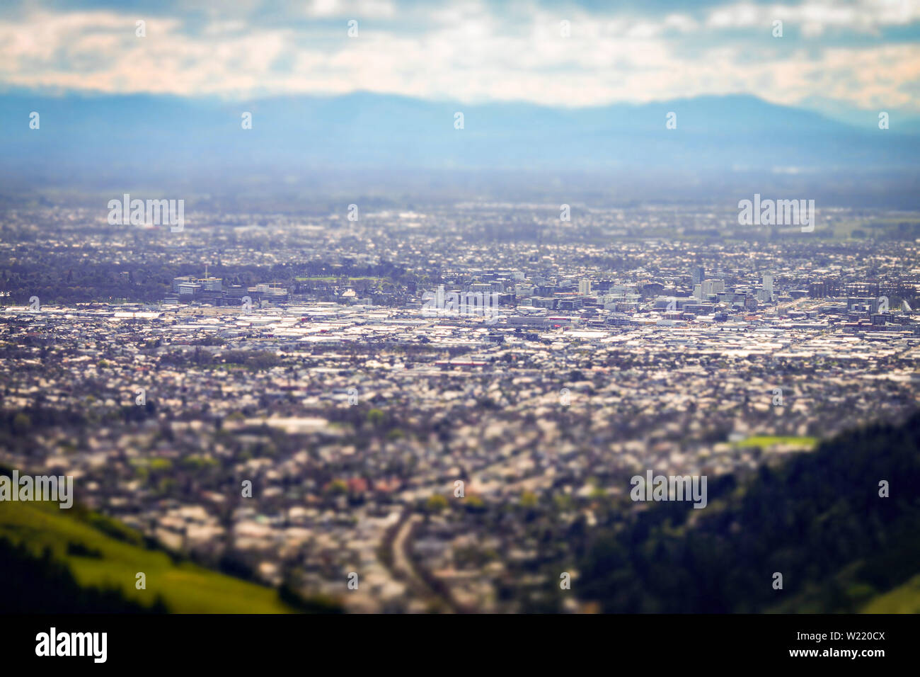 Blick auf die Skyline von Christchurch, Neuseeland, von den Port Hills genommen und mit einem Diorama Filter auf die Innenstadt zu konzentrieren. Stockfoto