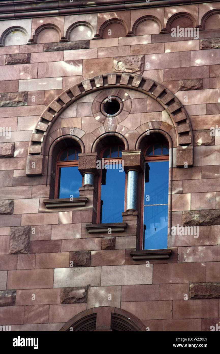 Gerahmte fenestra in der mittelalterlichen Gotik, Romanik und klassische Architektur - Fenster Element: Fenster Trimmer, Winkelstück Futter, Fensterflügel. Die dreifache Steppe Stockfoto