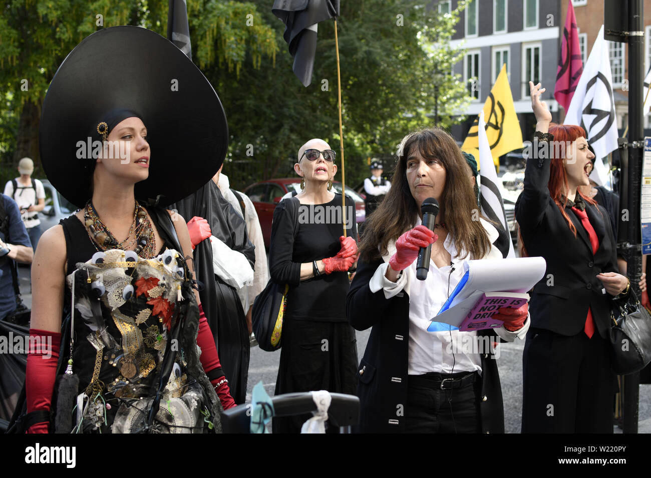 London, Greater London, UK. 2. Juli 2019. Umweltaktivisten stand außerhalb eines British Petroleum (BP) Sitz während eines Protestes in London. Aussterben Rebellion Umweltaktivisten in einer stillen Prozession zogen lauten "XR Carmens Carbon Prozession'' durch das Zentrum von London zu 5 verschiedenen Petroleum office Firmen einschließlich ENI, CPCN, Saudi Aramco, REPSOL, BP besuchen. Sie stellte sich an den Hauptsitz zu einem 'Tatort'' deklarieren und einen Brief und Kopien des XR Handbuch liefern. Umweltaktivistin Nachfrage von Ölgesellschaften zu stoppen erkunden Weitere foss Stockfoto