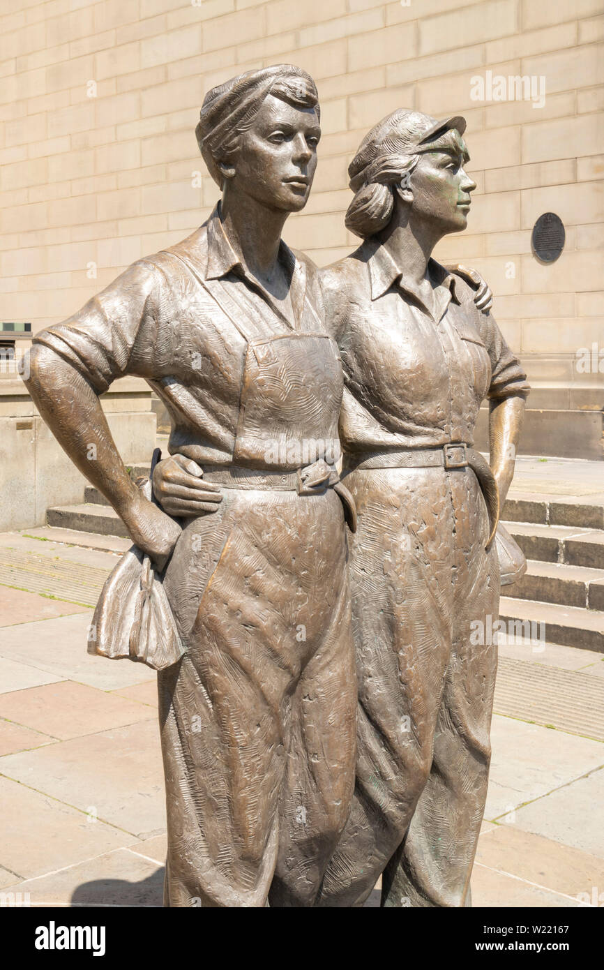 Frauen aus Stahl Bronze Skulptur Statue außerhalb der Stadt Halle Barker Pool, Sheffield South Yorkshire England UK GB Europa Stockfoto