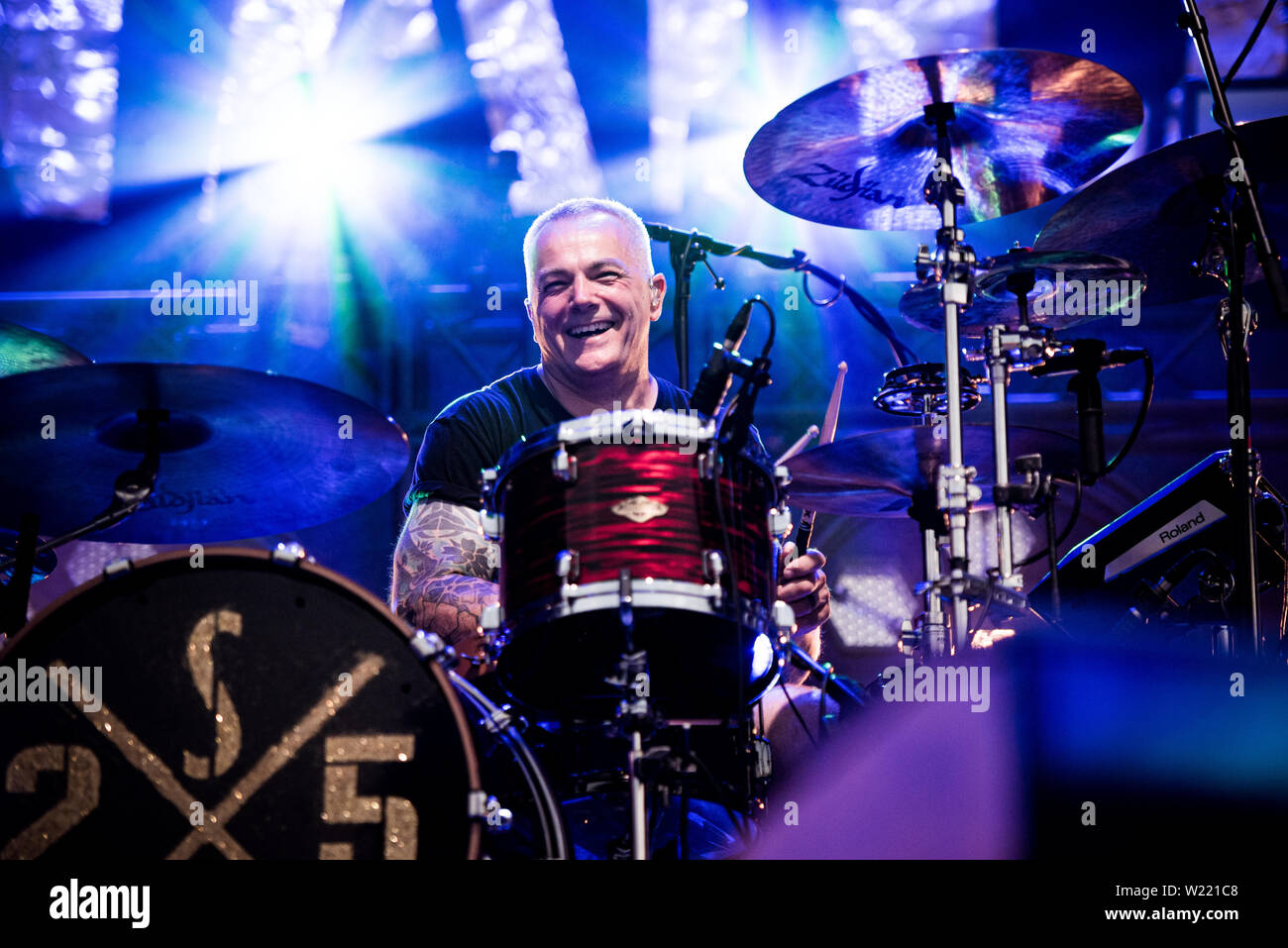 Mark Richardson, Schlagzeuger der britischen Band Skunk Anansie, die live auf der Bühne für das 25 Band Karriere Jubiläumstour in Stupinigi Stockfoto